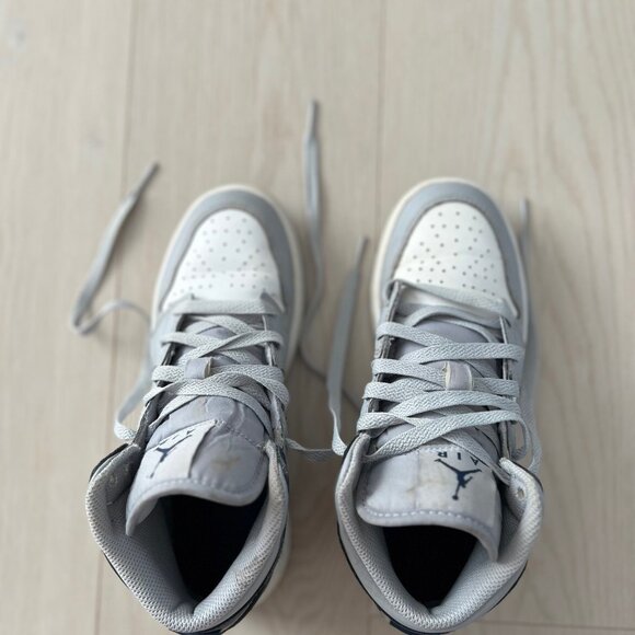 AIR JORDAN 1WOLF GREY MID TOP SNEAKERS  DQ8423-104 SIZE 4.5 YOUTH - Picture 5 of 7